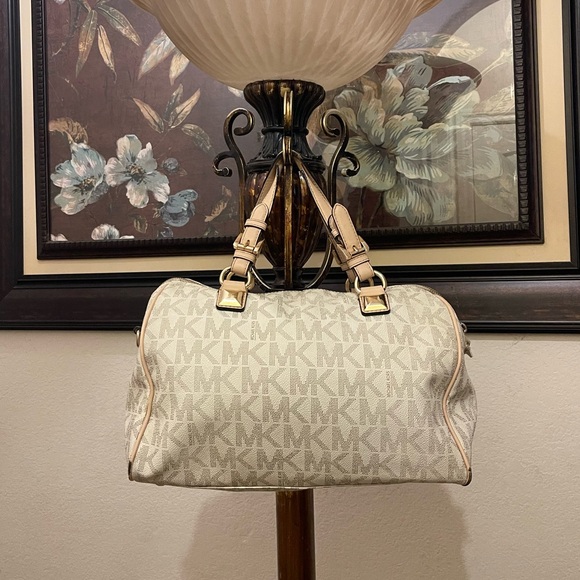 Michael Michael Kors please check all picture of condition - Picture 3 of 17